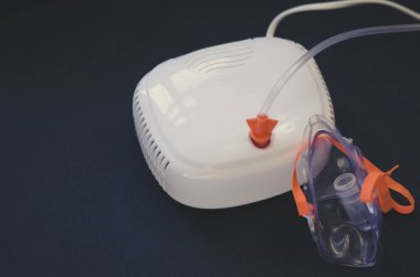 Siyah arka planda maske takan beyaz nebulizör. Akciğer havalandırması. Virüse yardım et. İlaç..