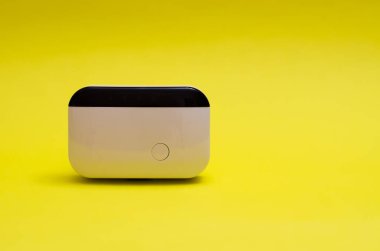 Sarı arka planda kablosuz kablosuz yineleyici