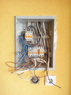 Karmaşık dağınık kablolu elektrik santrali.