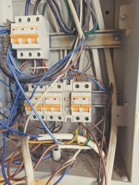 Karmaşık dağınık kablolu elektrik santrali.