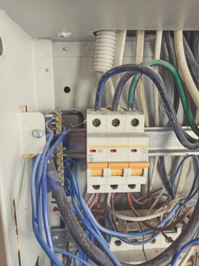 Karmaşık dağınık kablolu elektrik santrali.