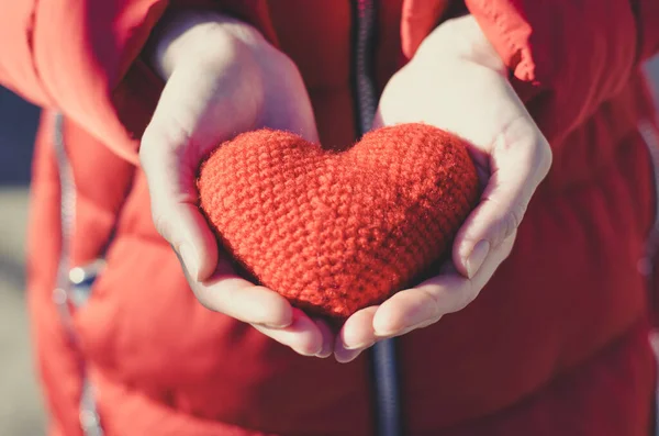 Mädchen Trägt Ein Rotes Herz Valentinstagsgeschenk Muttertag Romantisches Foto Das — Stockfoto