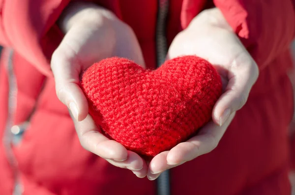 Mädchen Trägt Ein Rotes Herz Valentinstagsgeschenk Muttertag Romantisches Foto Das — Stockfoto