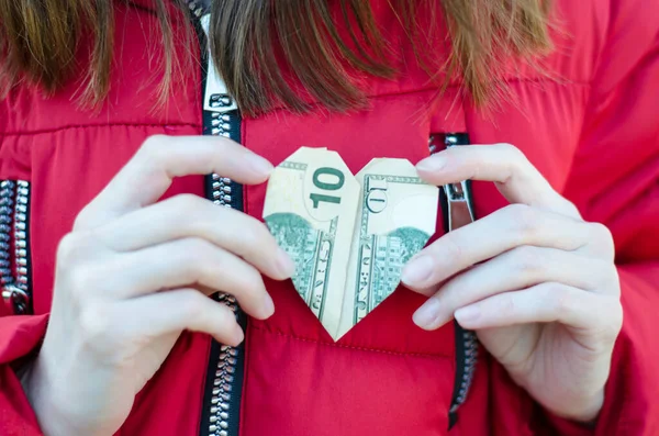 Rapariga Tem Coração Nas Mãos Coração Feito Dinheiro Desfocado Foto — Fotografia de Stock
