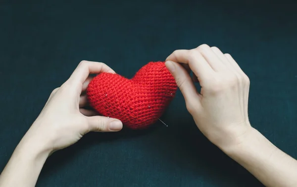 Das Hexenmädchen Hält Ein Rotes Herz Ihren Händen Und Steckt — Stockfoto