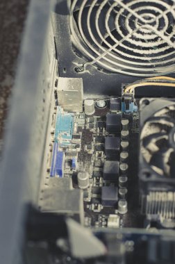 Tozlu bilgisayar soğutucusu ve diğer detaylar. Seçici odak