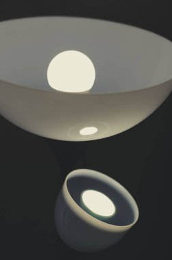 Karanlıkta lamba. Yapay ışıklandırma.