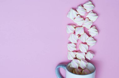 Şekerlemeler bir fincandan dökülüyor. Ametist renk arkaplanı