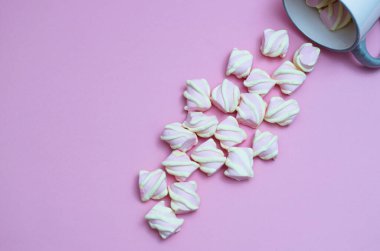 Şekerlemeler bir fincandan dökülüyor. Ametist renk arkaplanı