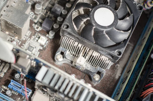 Tozlu bilgisayar soğutucusu ve diğer detaylar. Seçici odak
