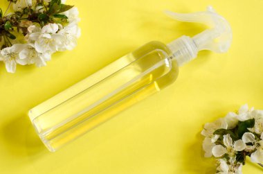 El antiseptiği. Sarı arka planda bir şişe antiseptik. Metnin için yer