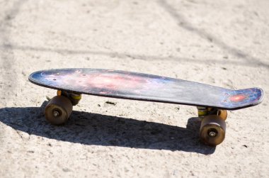 Çocuk parkında çocuk pateni. Kuru tahtayı kapat..