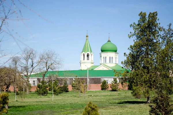 Monasterio Cristiano Iglesia Con Cúpulas Verdes — Foto de Stock