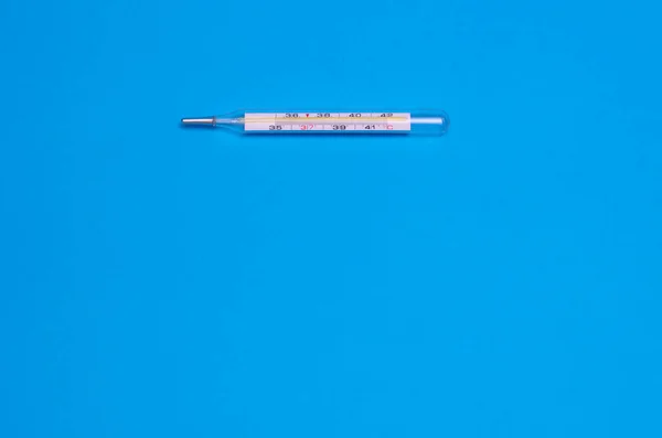 Медицинский Термометр Синем Фоне Прибор Измерения Температуры — стоковое фото