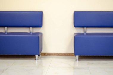 Gümüş bacaklı modern mavi kanepe.