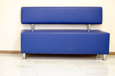 Gümüş bacaklı modern mavi kanepe.