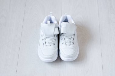 Hafif arka planda beyaz kadın ayakkabıları.