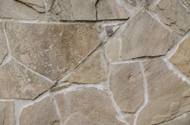 Arka plan olarak doğal bir taş antikadan bir yardım duvarı.