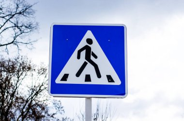 Gökyüzü arka planında bulutlu yaya geçidi işareti