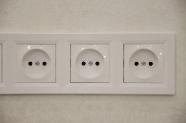 Beyaz arka planda beyaz prizler