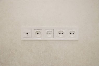 Beyaz arka planda beyaz prizler