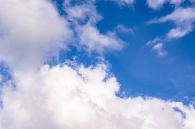 Beyaz ve kara bulutlu mavi gökyüzü