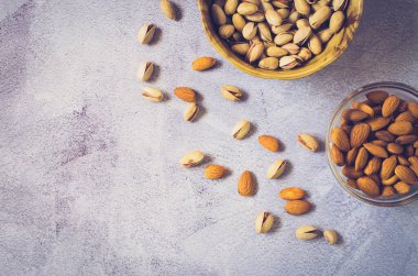 Hafif arka planda badem ve şam fıstığı. Yukarıdan görüntüle.
