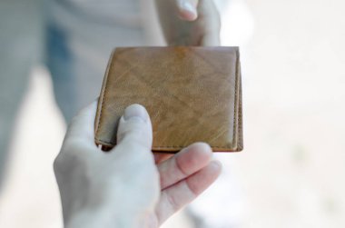 Bir insan başka birine bir cüzdan verir. Bir cüzdan buldum ve sahibine iade ettim..