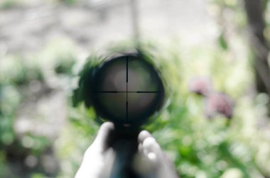 Tüfek dürbünü görüntüsü. Bir tüfeğin optik görüntüsüne bak.