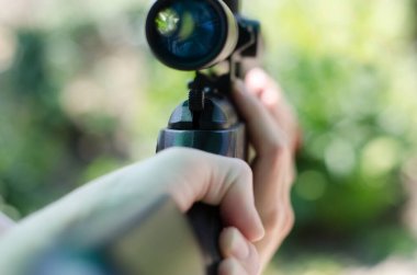 Tüfek dürbünü görüntüsü. Bir tüfeğin optik görüntüsüne bak.