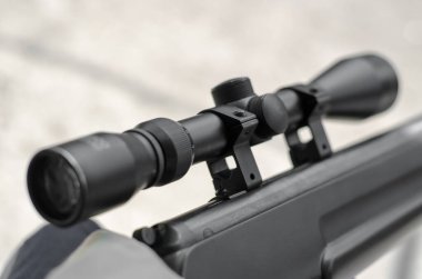 Keskin nişancı tüfeğinin görsel görüntüsü. Siyah optik görüş.