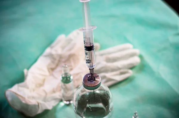 Вакцинация Медицина Шприц Застрял Бутылке Лекарством Медицинские Перчатки Ампулы Вакциной — стоковое фото