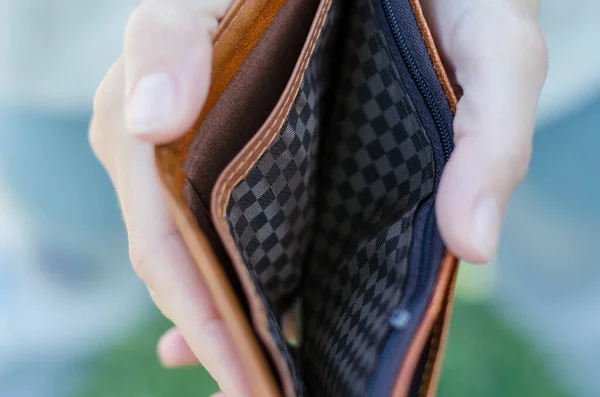 Rapariga Tem Uma Bolsa Vazia Nas Mãos Concepção Falência Crise — Fotografia de Stock