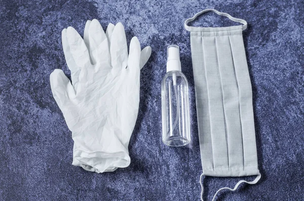 Máscara Médica Gris Guantes Médicos Antiséptico Sobre Fondo Azul Concepto — Foto de Stock