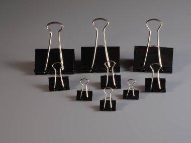 Ataçlar için bir kırtasiye seti. Gri arkaplan