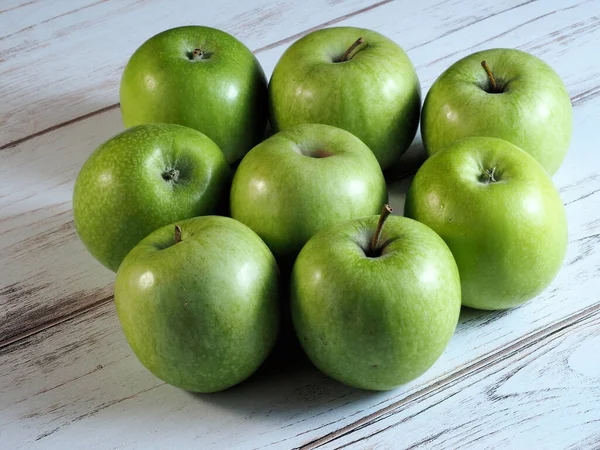 Succose Mele Verdi Sfondo Legno Chiaro — Foto Stock