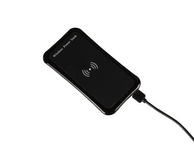 Kablosuz güç bankası, beyazdan izole edilmiş.