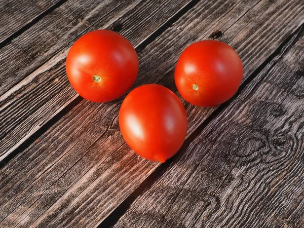 Pomodori Rossi Maturi Freschi Fondo Legno Scuro — Foto Stock