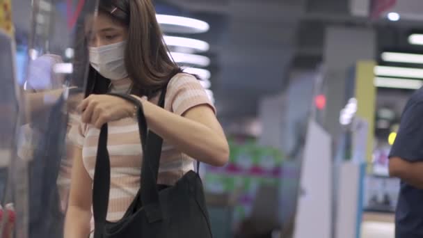 Jonge Aziatische Vrouw Met Beschermend Masker Bij Kassa Levensmiddelenwinkel Hygiëne — Stockvideo