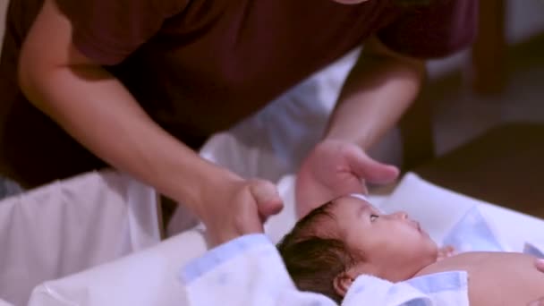 Padre Asiático Secando Cabello Bebé Después Baño Casa Cálido Feliz — Vídeos de Stock