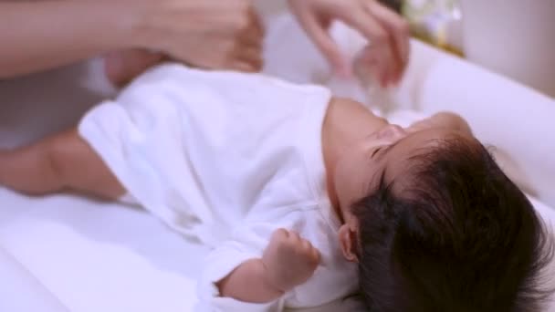 Asiatische Eltern Anziehen Kleidung Für Säugling Baby Mädchen Nach Einem — Stockvideo