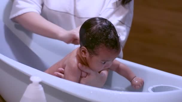 Mãe Asiática Lavar Seu Corpo Bebê Infantil Bebê Sentado Uma — Vídeo de Stock