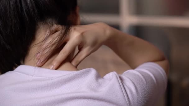 동양인젊은 여성은 어깨를 마사지하며 클로즈업을 거실에 마사지 사무실 증후군 근거리 — 비디오
