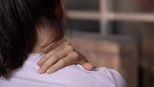 Aziatische Jonge Vrouw Doet Zichzelf Een Nek Massage Schouder Achteraanzicht — Stockvideo