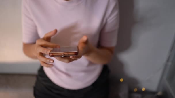 Ασιάτισσα Νεαρή Γυναίκα Που Χρησιμοποιεί Έξυπνο Τηλέφωνο Ενώ Ψάχνει Για — Αρχείο Βίντεο