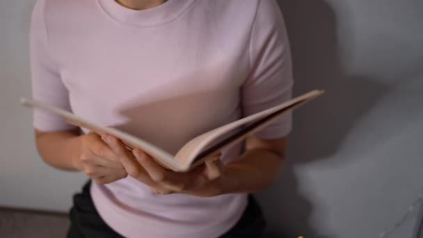 Asiatique Jeune Femme Lire Les Notes Fond Écran Gris Milieu — Video