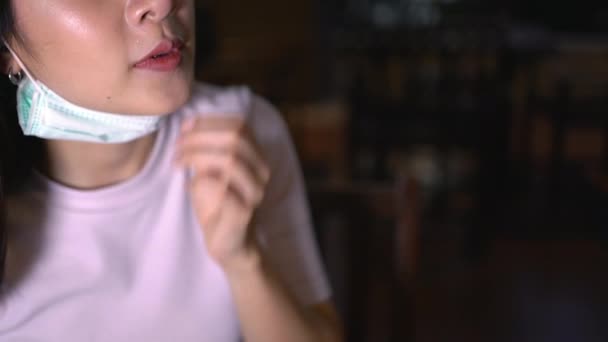 Asiático Jovem Mulher Sentar Colocar Máscara Protetora Noite Vírus Covid19 — Vídeo de Stock