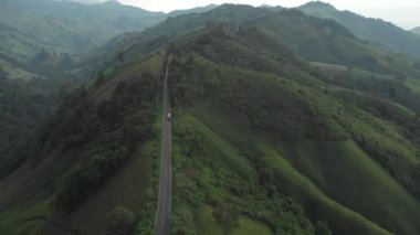 4k Hava Aracı, dağın zirvesi, dağın zirvesi, inanılmaz doğa, devasa manzara, yeşil orman, tepe kenarları, seyahat yeri, tropikal hava, Tayland, sıcak 