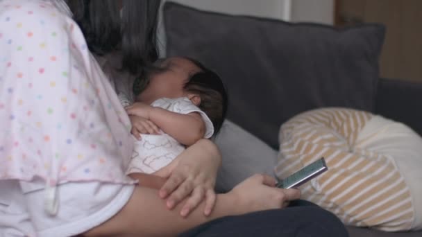 Азіатська Щаслива Усміхнена Дитина Колінах Матері Дівчина Вдома Вдень Після — стокове відео