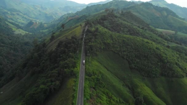 4K无人驾驶飞机在山顶 茂密的丛林 白色车辆停放 美丽的景色 观光地点 — 图库视频影像